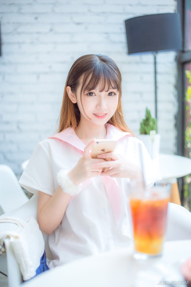 “主公恕罪，习惯。”贾诩苦笑着点点头：“其实以周瑜之能，若他反抗，孙权没有太多力量阻止，但那样一来，江东人心将会分裂，无数年之功不足以平复，而江东，现在没有时间经历一次改朝换代，而周瑜也没这份野心，孙权这两年一直在默默地培植自己的势力，也因此，江东已经隐隐出现矛盾，虽然还未被激化，但正在逐渐尖锐，就算周瑜没这个心思，但昔日那些老将也会不自觉的维护周瑜的利益。”